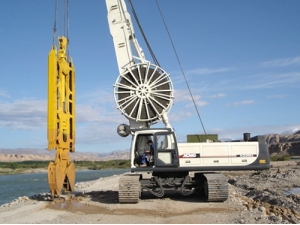 連續牆(qiang)施工-新疆庫(kù)爾勒開都河(hé)水電站圍堰(yan)工程1