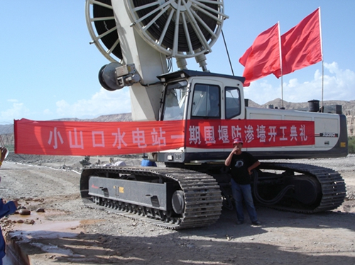 連續牆(qiang)施工-新(xīn)疆庫爾(er)勒開都(dou)河水電(diàn)站圍堰(yàn)工程