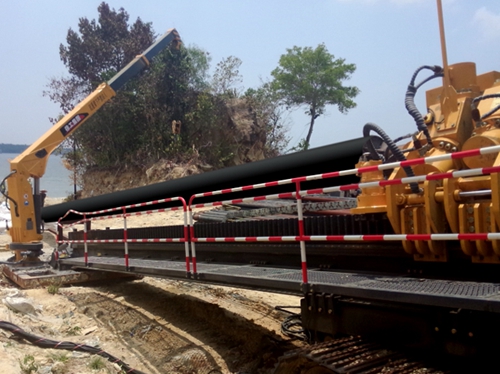 徐工(gōng)XZ5000水平定(dìng)向鑽機(jī)成功川(chuan)越馬來(lái)西亞海(hǎi)灣